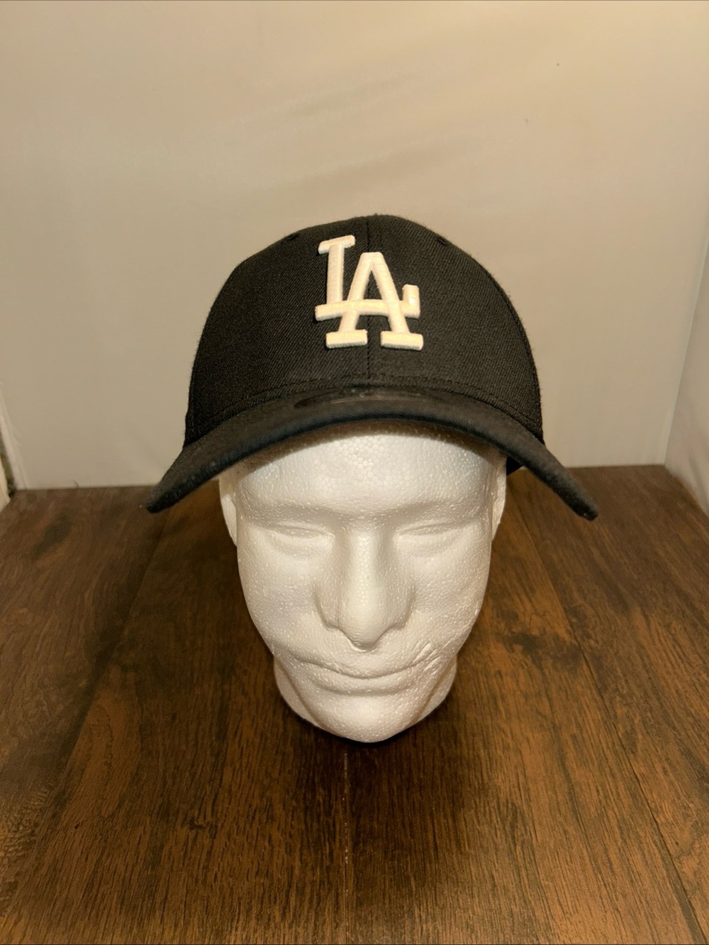 New Era 39thrity Los Angeles Dodgers Black Cap with White LA Logo Mens Hat M/L